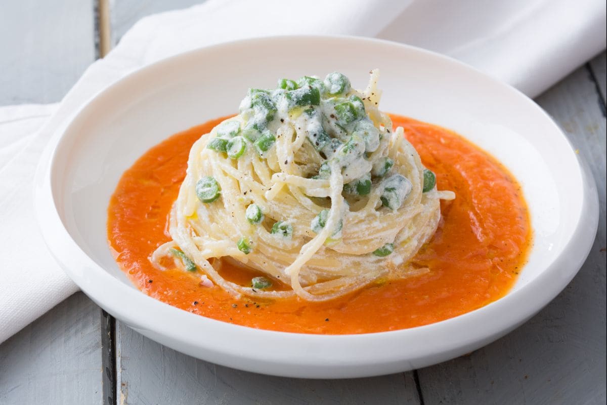 Pasta con ricotta, judías verdes y tomates frescos