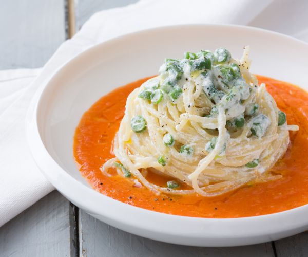 Pasta con ricotta, judías verdes y tomates frescos