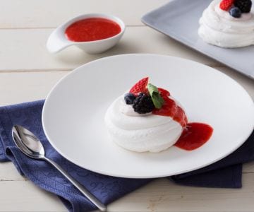 Mini pavlovas con frutos del bosque
