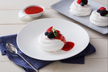 Mini pavlovas con frutos del bosque