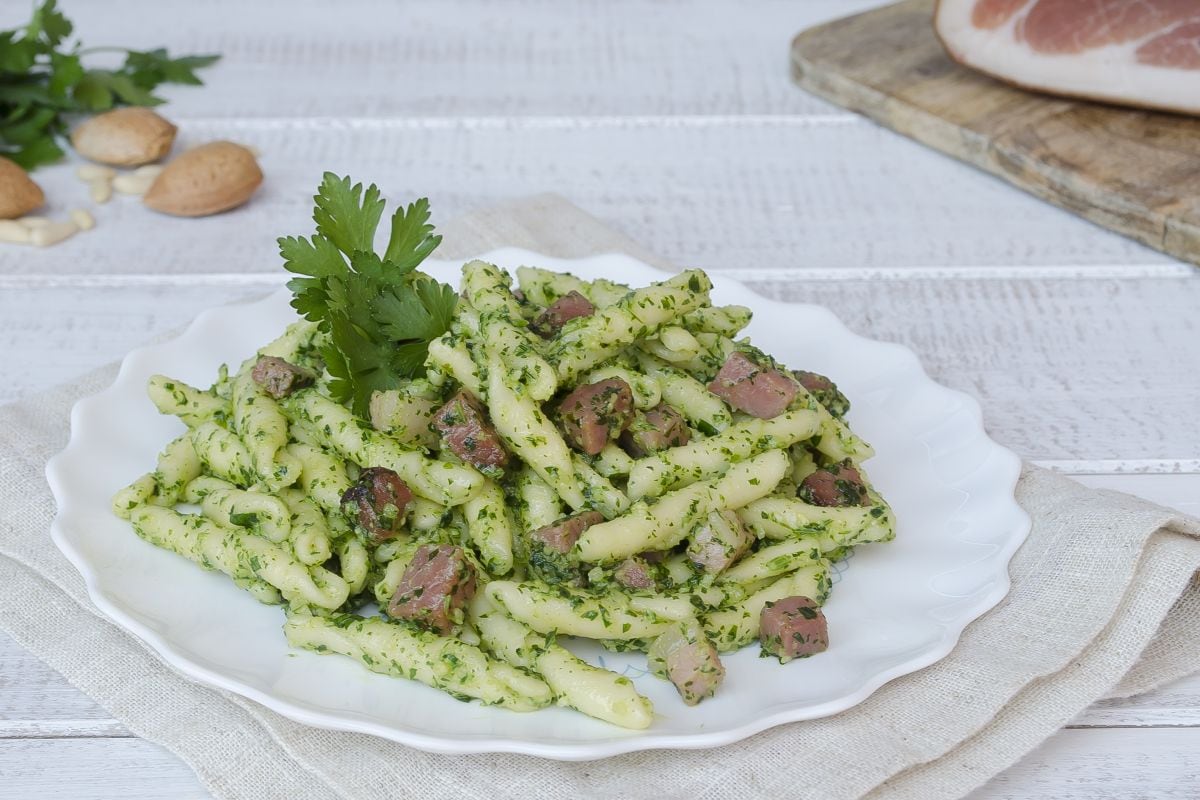 Pasta al pesto de perejil y speck