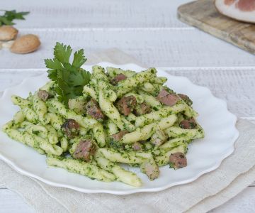 Pasta al pesto de perejil y speck