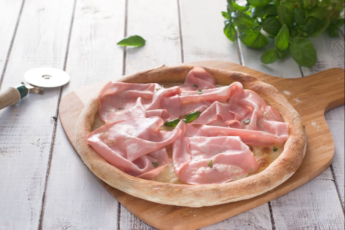 Pizza con mortadela y búfala