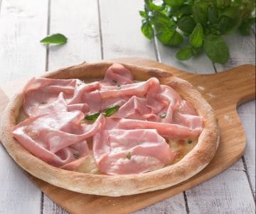 Pizza con mortadela y búfala