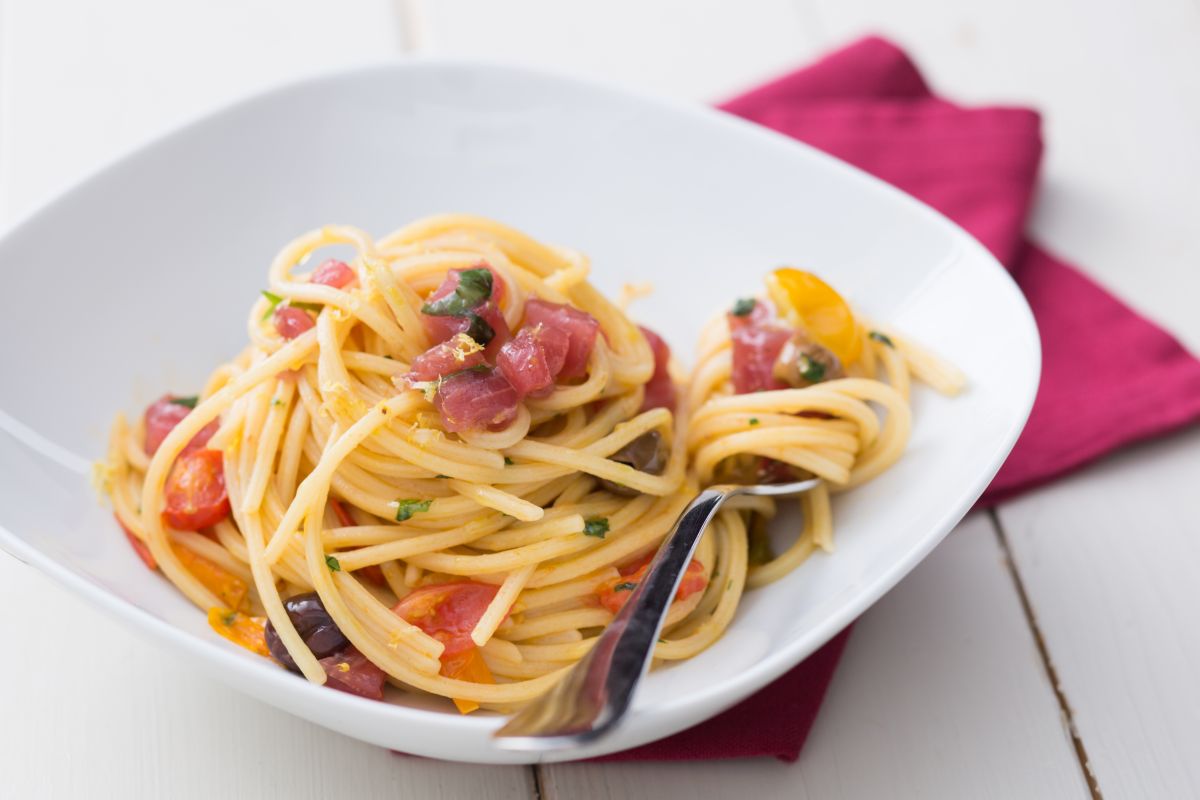 Pasta con atún fresco