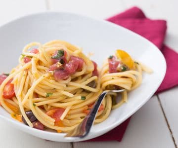 Pasta con atún fresco