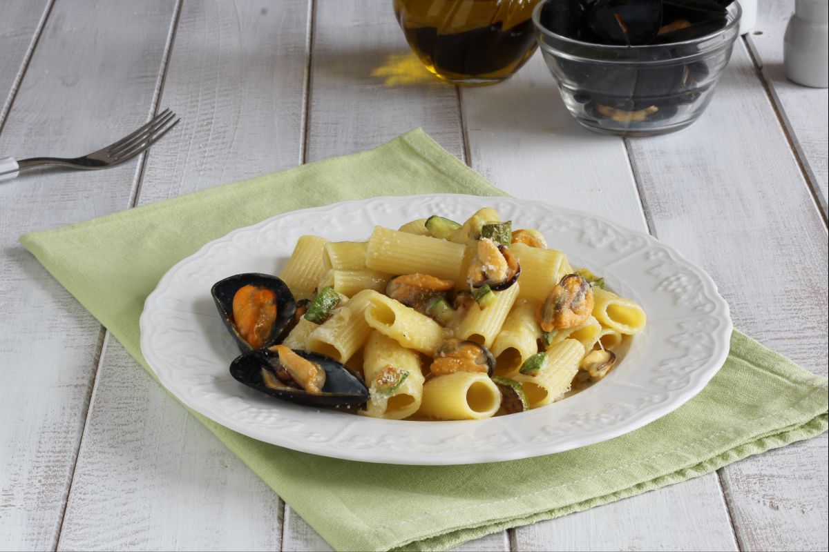 Pasta con calabacines, mejillones y pecorino