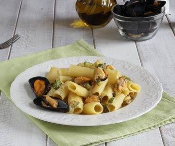 Pasta con calabacines, mejillones y pecorino