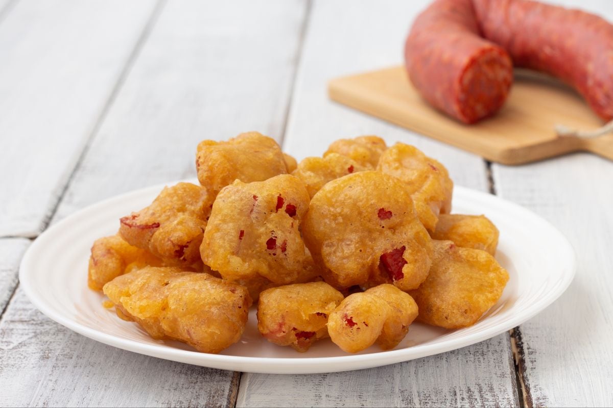 Buñuelos con salami picante