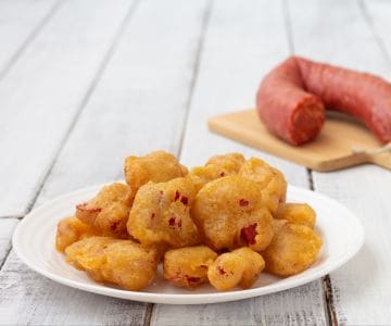 Buñuelos con salami picante